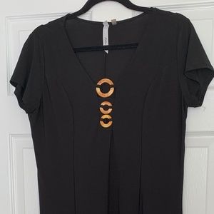 NY Collection dress. Soft & slimming line with shell like accent. Size M